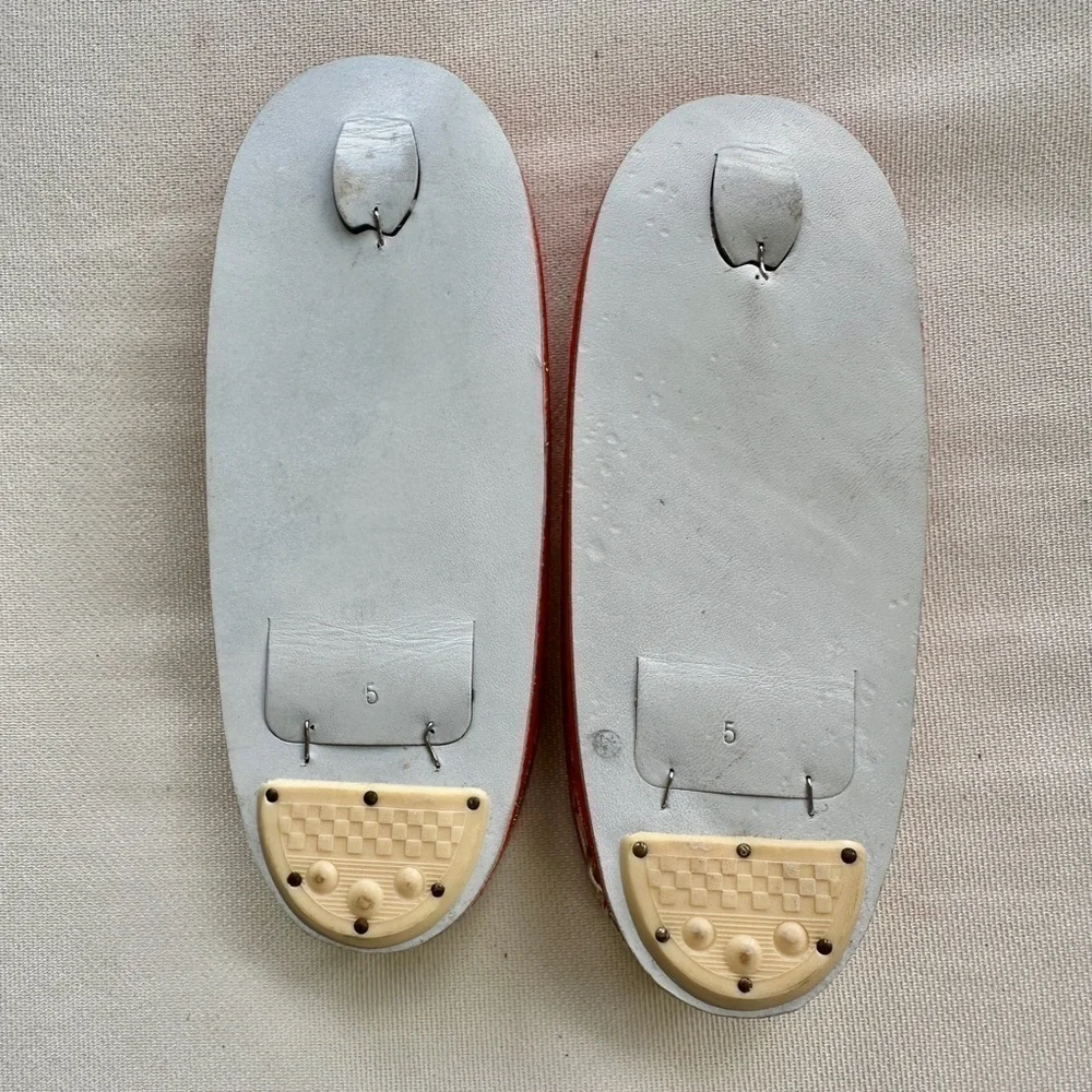 AUTHENTIC, NWOT, VINTAGE JAPANESE GIRLS ZORI GEISHA SANDALS. SILVER BELL IN HEEL